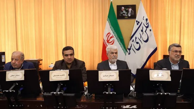 موافقت رهبر جمهوری اسلامی با اختصاص یک میلیارد دلار از صندوق توسعه ملی به حوزه سلامت/ مصوبه سران قوا برای واریز ۲۵ همت از مطالبات تامین اجتماعی به حساب وزارت بهداشت
