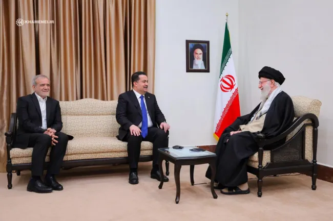  نخست‌وزیر عراق و هیئت همراه بعدازظهر امروز با رهبر جمهوری اسلامی دیدار و گفت‌‌وگو کردند.