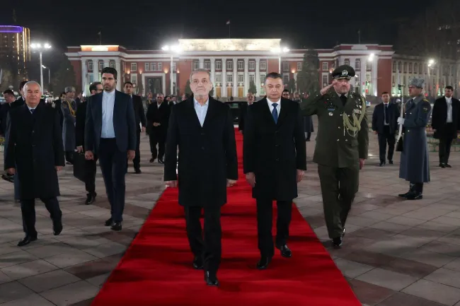  ادای احترام رئیس‌جمهور به نماد ملی تاجیکستان