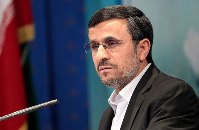  ترانه خوانی از «امید» در حضور محمود احمدی‌نژاد، رییس جمهوری دو دوره و عضو فعلی مجمع تشخیص مصلحت نظام