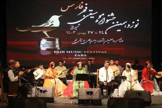 اجرای موسیقی محلی توسط گروه موسیقی درنالر مرودشت در جشنواره موسیقی فجر شیراز بهمن ۱۴۰۳