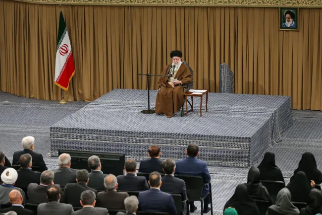  رهبر جمهوری اسلامی ایران: آن متوهم خیالباف اعلام کرد که ایران ضعیف شده! آینده نشان خواهد داد چه کسی ضعیف شده است