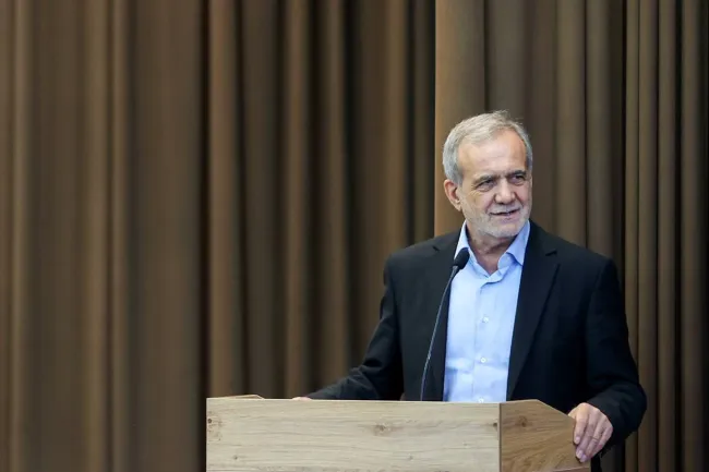 پزشکیان: دشمنان فکر می کنند اگر ما را محاصره کنند از گرسنگی خواهیم مرد/ می‌توانیم کشوری مستقل و آزاد و بی‌نیاز بسازیم