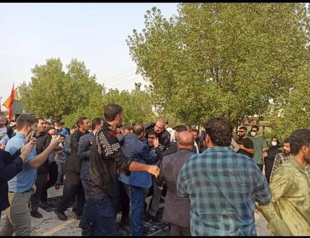 پرتاب خاک به صورت وزیر آموزش و پروش