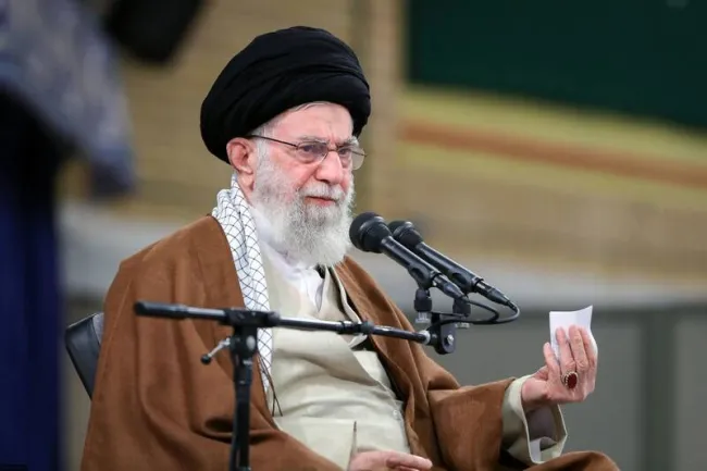 رهبر جمهوری اسلامی: اگر آمریکایی‌ها ما را تهدید کنند، تهدیدشان میکنیم، اگر تهدید خود را در مورد ما عملی کنند ما هم تهدید خود را عملی خواهیم کرد. اگر آمریکایی‌ها به امنیت ملت ایران تعرض کنند ما هم بدون تردید به امنیت آنها تعرض خواهیم کرد