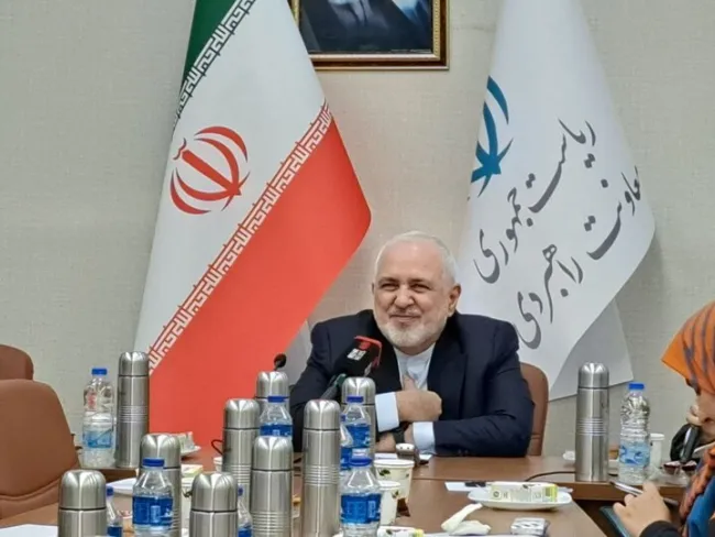 محمدجواد ظریف، معاون راهبردی رییس جمهور، در مراسم رونمایی از سیاست‌نامه راهبرد وفاق برای تأمین امنیت ملّی مبتنی بر رویکردی تاریخی به مسائل امنیت ملّی ایران در معاونت راهبردی رییس جمهور: افتخار می‌کنم هنوز انقلابی هستم و اصلا پشیمان نیستم که ما انقلاب کرد
