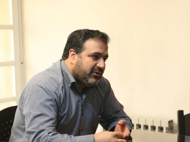  مهدی محمودیان: رئیس جمهور در این ساختار مثل دستمال کاغذی است!