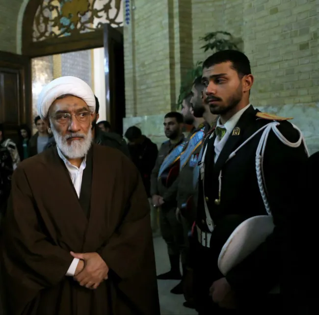  نگاه جالب دژبان به شیخ مصطفی پور محمدی در مراسم گرامیداشت قضات ترور شده در قم