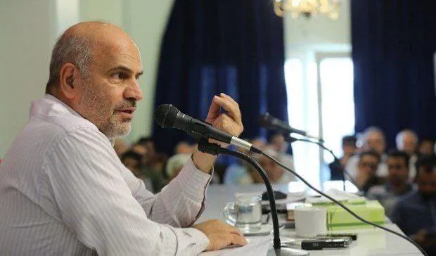 فرشاد مومنی، اقتصاددان: برای اینکه ببینید چه کلاه گشادی بر سر ما رفته به سایت بورس نگاهی بیندازید!
