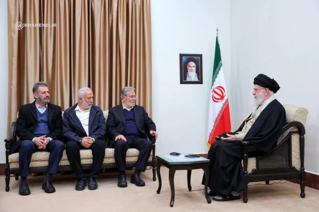  آیت‌الله خامنه‌ای در ادامه سخنان علنی و سپس دیدار با سران فلسطینی این بار هم با سران جنبش فلسطین دیدار کرد