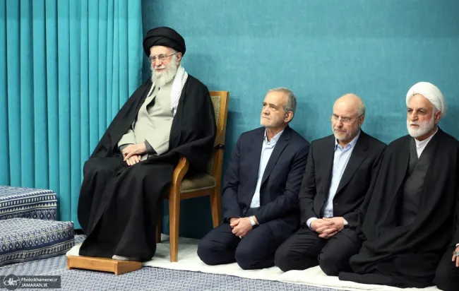  آیت‌الله خامنه‌ای: اصرار برخی از دولت‌های قلدر برای مذاکره، به منظور حل مسائل نیست، بلکه برای تحکّم و تحمیل توقعات خودشان است. جمهوری اسلامی ایران قطعاً توقعات آنها را نخواهد پذیرفت