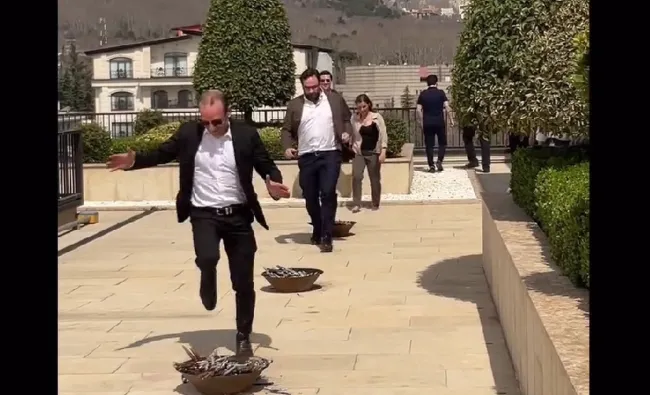  حساب کاربری سفارت استرالیا در تهران ویدیویی از برگزاری مراسم چهارشنبه‌سوری در محوطه سفارتخانه با حضور ايان مک کنويل، سفیر این کشور منتشر کرد