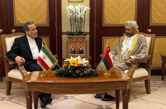  سید عباس عراقچی وزیر امور خارجه امروز در راس هیاتی به مسقط سفر کرد و با سید بدر البوسعیدی همتای عمانی خویش دیدار و گفتگو کرد.