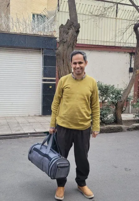  همسر مجید شیعه‌علی در توییتر خبر داد: خبر خوش اینکه این مرد با پابند الکترونیک به خونه برگشت