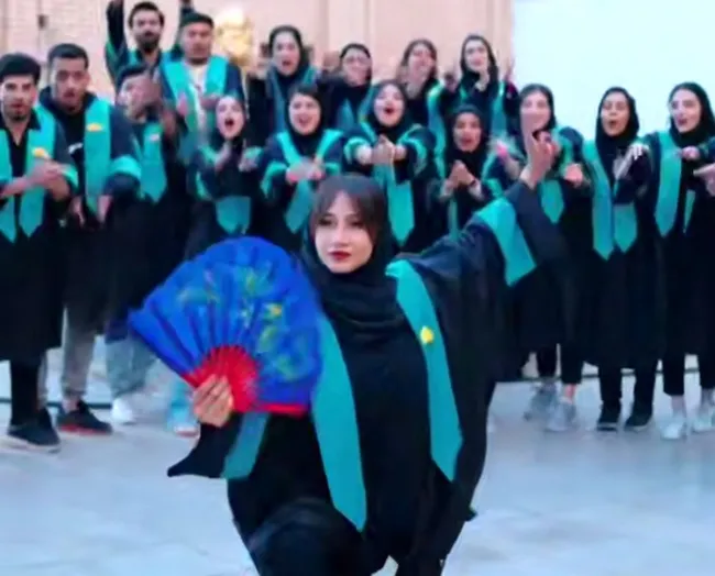  ویدیویی از مراسم فارغ‌التحصیلی دانشجویان علوم ورزشی، دانشگاه شهید چمران اهواز که در شبکه های اجتماعی وایروال شده است.