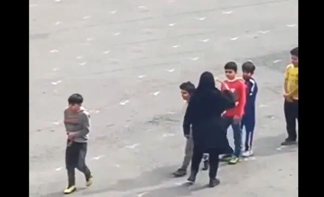  تصویری از تنبیه بدنی دانش‌آموزان مدرسه ملاباقری شهرستان ملکان با شیلنگ در شبکه‌های اجتماعی منتشر شده است.