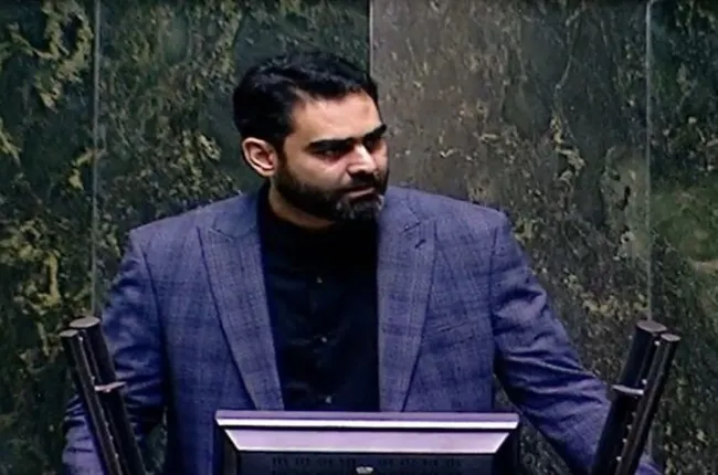  ثابتی: محمد شریعتمداری در این کشور چه کاره است که خلاف نظر اطلاعات سپاه و وزارت اطلاعات به افراد حکم می‌دهد؟ 