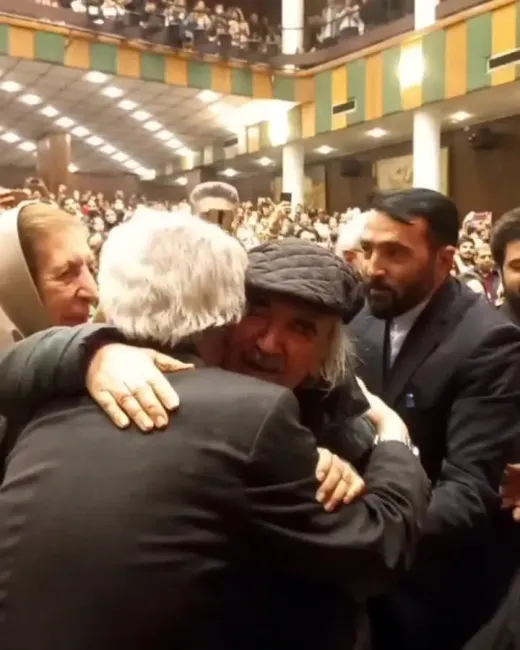 در شب نود‌سالگی دانشکدهٔ ادبیات دانشگاه تهران، استادان محمدرضا شفیعی کدکنی و علی رواقی دو دوست دیرینه، دو هم‌کلاسی قدیمی و دو هم‌خانهٔ سال‌های دور دانشجویی بار دیگر به آغوش همدیگر رفتند.