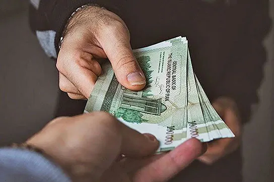 کیهان: آخه سه میلیون تومان هم شد عیدی؟ 