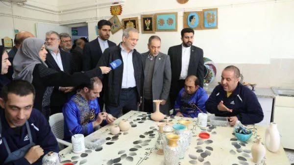  بازدید پزشکیان از مرکز خیریه و نیکوکاری ریحانه‌النبی اسلامشهر
