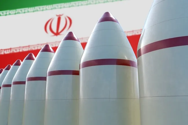  کیهان: یکی، دو بمب اتم هم بسازیم در مقابل بمب‌های آنها چیزی نیست/ آمریکا دنبال به تله انداختن ایران است نه توافق