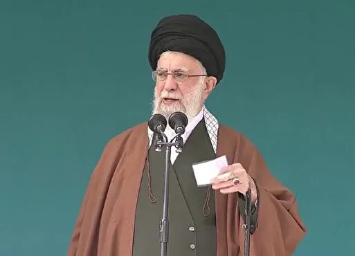  رهبر جمهوری اسلامی، هم‌اکنون در خطبه‌های نماز عید فطر: اگر از طرف آمریکایی ها شرارتی انجام بگیرد قطعاً ضربه متقابل محکم خواهند خورد.