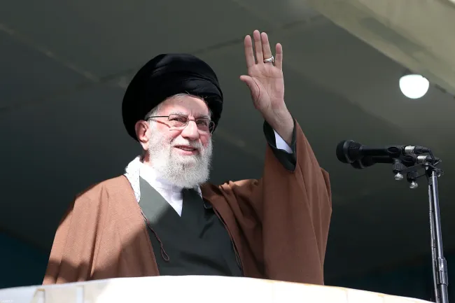  رهبر جمهوری اسلامی، هم‌اکنون در خطبه‌های نماز عید فطر: اگر دنبال ایجاد فتنه در داخل کشور باشند خود ملت جوابشان را خواهند داد.