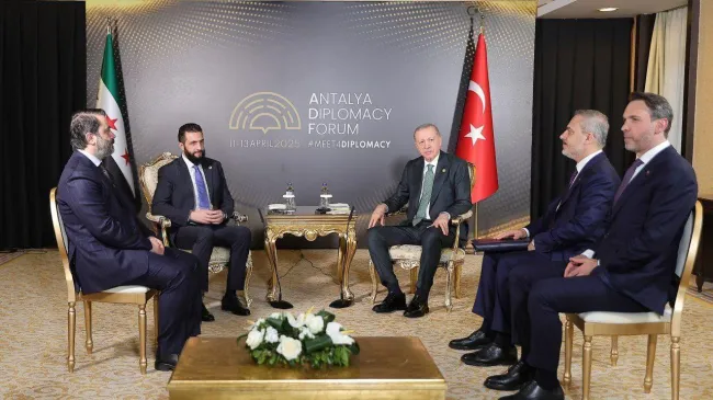  جولانی و شیبانی، رهبران تحریرالشام با رجب طیب اردوغان رئیس جمهور ترکیه و هاکان فیدان وزیر امور خارجه ترکیه در حاشیه چهارمین مجمع دیپلماسی آنتالیا دیدار کردند