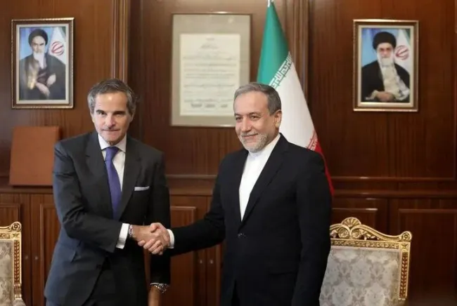 دیدار و گفتگوی رافائل گروسی، مدیرکل آژانس بین‌المللی انرژی اتمی با سید عباس عراقچی وزیر وزارت امور خارجه