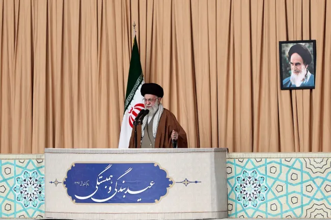 رهبر جمهوری اسلامی، هم‌اکنون در خطبه‌های نماز عید سعید فطر: در این منطقه فقط یک نیروی نیابتی وجود دارد و آن رژیم صهیونیستی غاصب فاسد است.
