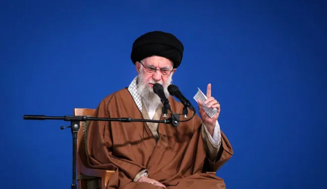 رهبر جمهوری اسلامی، هم‌اکنون در خطبه‌های نماز عید فطر: رژیم صهیونیستی، این گروه تبهکار، باید از فلسطین ریشه‌کن بشود؛ و به حول و قوه الهی ریشه‌کن هم خواهد شد.