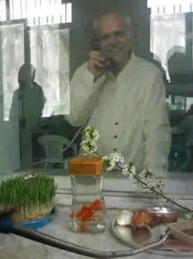  سفره هفت سین برای دکتر سعید مدنی، جامعه شناس زندانی که خانواده اش پشت شیشه کابین ملاقات زندان، برایش چیده اند.