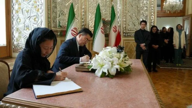  امضای دفتر یادبود جانبختگان بندر شهید رجایی در عربستان سعودی