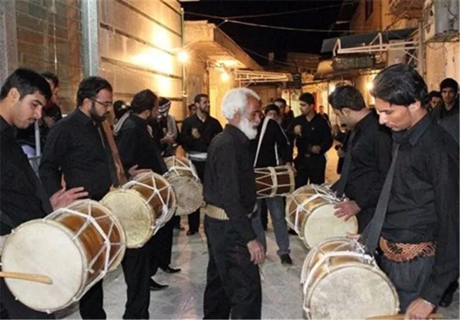 دمام‌زنی بوشهری‌ها در سوگ جانباختگان حادثه بندر شهید رجایی