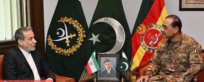 دیدار عباس عراقچی وزیر امور خارجه کشورمان با فرمانده ستاد کل ارتش کشور پاکستان