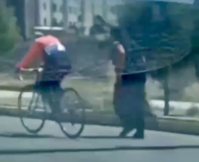  یک مادر بیرجندی برای روحیه دادن و تنها نگذاشتن دخترش، در مسابقات انتخابی تیم ملی دوچرخه‌سواری نوجوانان ایران، پشت سر او می‌دوید تا فرزندش بتواند مسابقه را تمام کند./ایسنا