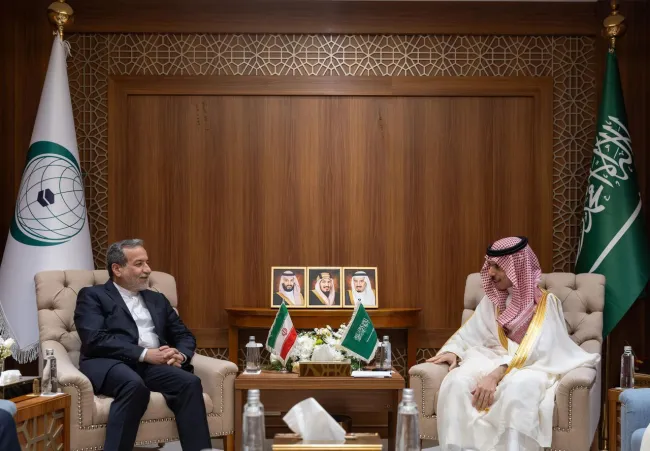  عراقچی و وزیر خارجۀ عربستان در جده دیدار کردند