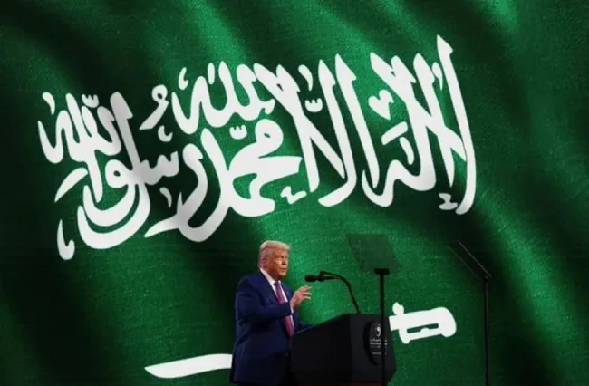  عکسی جالب از سخنرانی ترامپ - همایش سرمایه گذاری امریکا - سعودی در ریاض