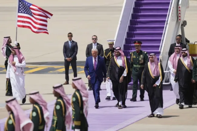  بن‌سلمان پای هواپیما از ترامپ استقبال کرد.