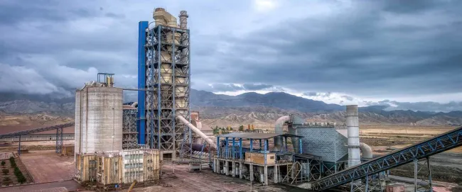 برق تولید سیمان و بتن قطع شده، کارخانه‌ها هم یا تعطیل کردند یا نصفه کار می‌کنند/ قیمت سیمان تنها در عرض ۲ هفته، از ۲ میلیون به ۴ میلیون تومان رسیده است