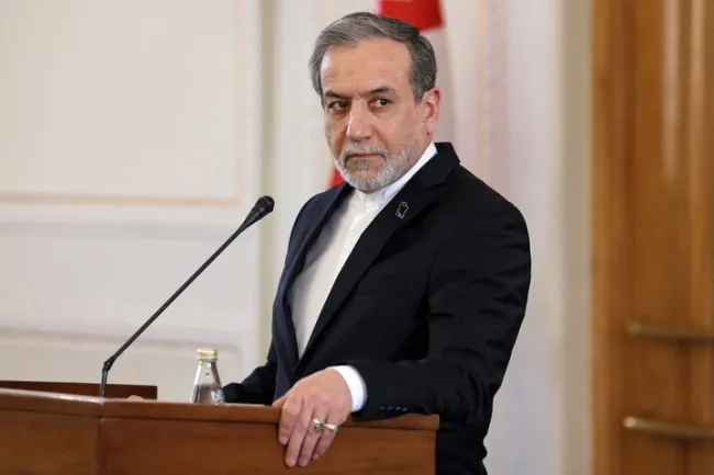 سیدعباس عراقچی، وزیر امور خارجه: اگر آمریکایی‌ها امیدوار بودند با تحریم ایران را به زانو در میاورند و تسلیم می کنند؛ حتما مذاکره نمی کردند و تحریم ها را ادامه می‌دادند. تحریم حتما به ما فشار می‌آورد اما در ایران کسی را به زانو در نمی‌آورد و این اثبات شده است. 