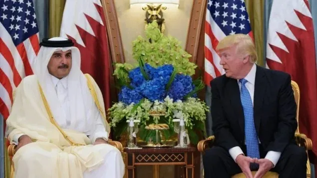  ترامپ وارد دیوان امیری قطر شد و مورد استقبال شیخ تمیم بن حمد، امیر قطر، قرار گرفت