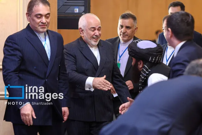 ظریف و وزیرخارجه طالبان در یک قاب