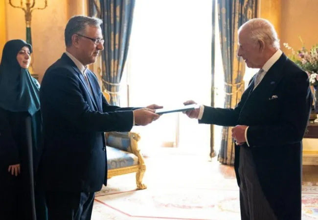 سفیر جمهوری اسلامی ایران در انگلیس استوارنامه خود را تقدیم پادشاه انگلیس کرد