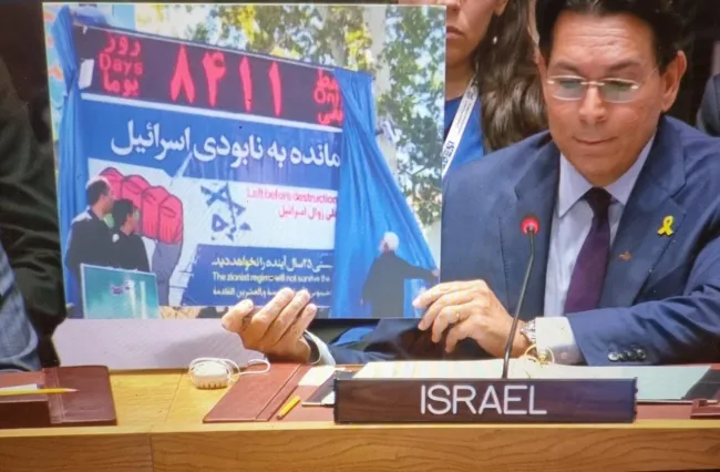  سفیر اسرائیل در سازمان ملل الان در جلسه اظطراری شورای امنیت این عکس رو بالا گرفت گفت «ما دشمنان خودمون رو می‌شناسیم. وقتی میگن ما رو نابود میکنند، ما حرفشون رو‌ باور میکنیم».