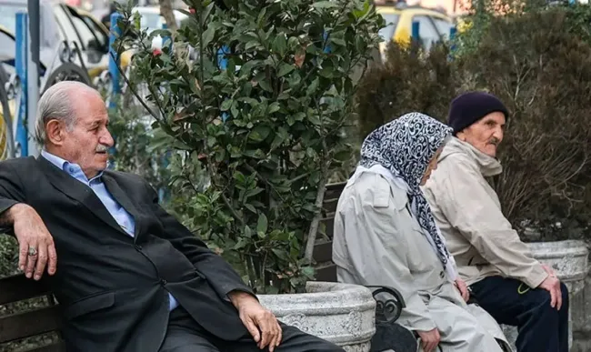 انتقاد مدیرعامل تامین اجتماعی از افزایش صوری دستمزدها در دو سال آخر/ بازنشستگان: چرا مستمری‌ها به اندازه خط فقر نیست؟! 