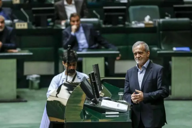 پزشکیان در جلسه رای اعتماد سید علی مدنی زاده وزیر پیشنهادی امور اقتصادی و دارایی در مجلس شورای اسلامی، حضور یافت.