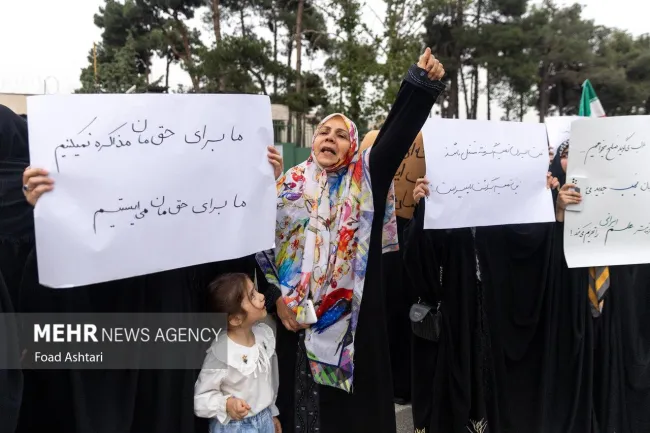  تصویری از تجمع دیروز مقابل سازمان انرژی اتمی در حمایت از غنی سازی اورانیوم
