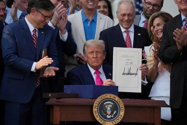  ترامپ رسماً لایحه بزرگ و زیبا را امضا و آن را به قانون تبدیل کرد