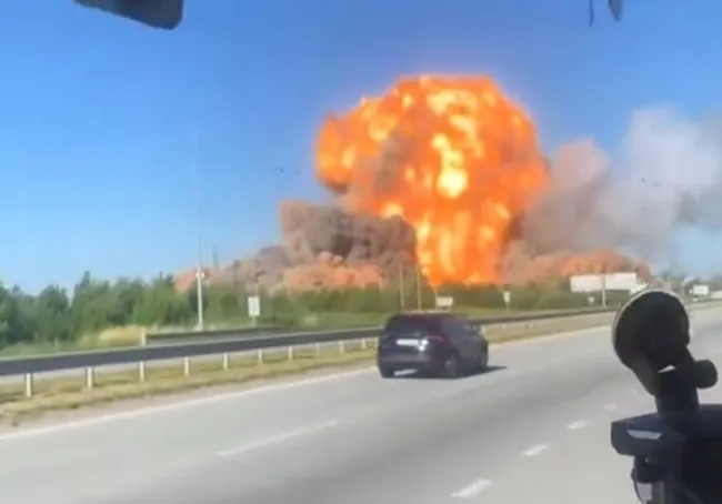 لحظه حمله موشکی روسیه به انبار مهمات در اوکراین که موجب انفجار آن باعث شکستن شیشه خودروها شد.
